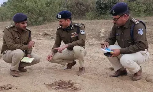 शहडोल के ब्यौहारी में रेत माफिया का दुस्साहस, अवैध खनन रोकने पहुंचे पटवारी को ट्रैक्टर से रौंदा, स्पॉट पर मौत शहडोल के ब्यौहारी में रेत माफिया का दुस्साहस, अवैध खनन रोकने पहुंचे पटवारी को ट्रैक्टर से रौंदा, स्पॉट पर मौत