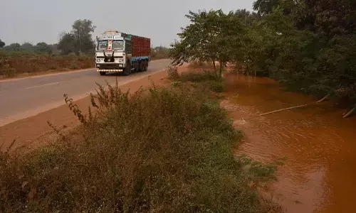 खतरे में एनएच 30 का 100 मीटर का हिस्सा, गांधीग्राम स्थित खदानों द्वारा हाइवे किनारे छोड़े जा रहे पानी से कमजोर हो रही सडक़ की नींव