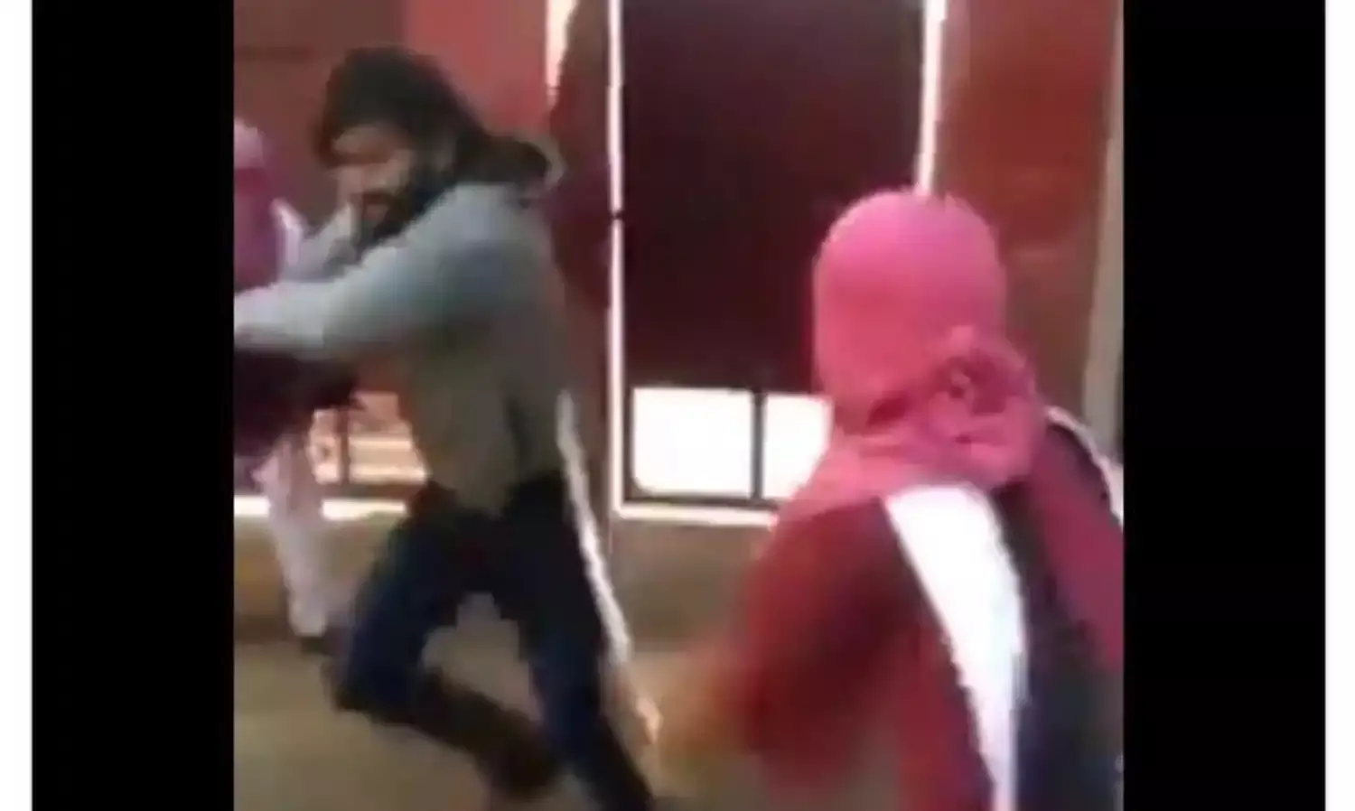 जानिए क्या है मनचले को पीट रहीं छात्राओं के वायरल वीडियो का सच, जिसे सांप्रदायिक दावे के साथ शेयर किया जा रहा है?