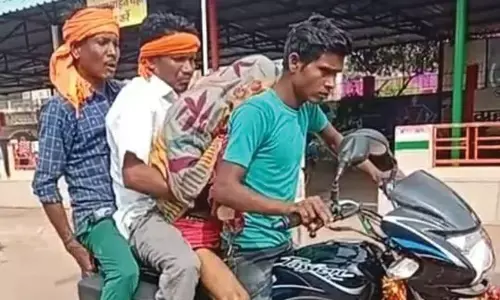 जिला अस्पताल में नहीं मिला वाहन, दोपहिया से शव ले जाने विवश हुए परिजन