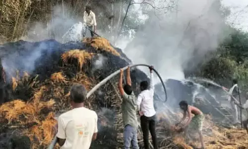 खलिहान में लगी आग, दमकल वाहन को 15 किलोमीटर की दूरी तय करने में लगे 2 घंटे