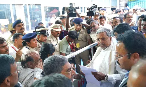 कर्नाटक के मुख्यमंत्री सिद्धारमैया का बेंगलुरु में एक दिवसीय जनता दर्शन कार्यक्रम