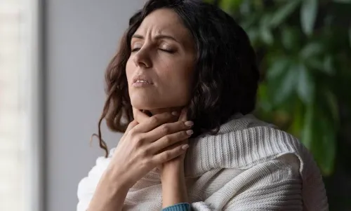 सर्दी के मौसम में गले की खराश से पाना है राहत तो, जरूर अपनाएं ये तरीकें