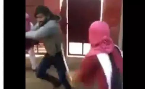 जानिए क्या है मनचले को पीट रहीं छात्राओं के वायरल वीडियो का सच, जिसे सांप्रदायिक दावे के साथ शेयर किया जा रहा है?