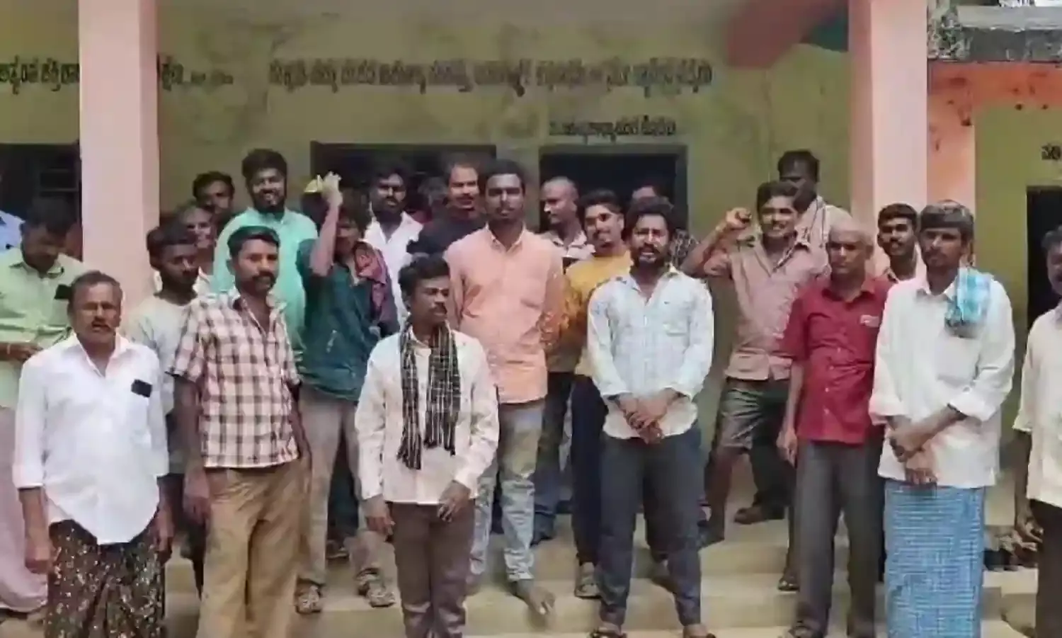 कर्नाटक में छात्राओं से दुर्व्यवहार करने वाले शिक्षक के खिलाफ अभिभावकों ने की कार्रवाई की मांग