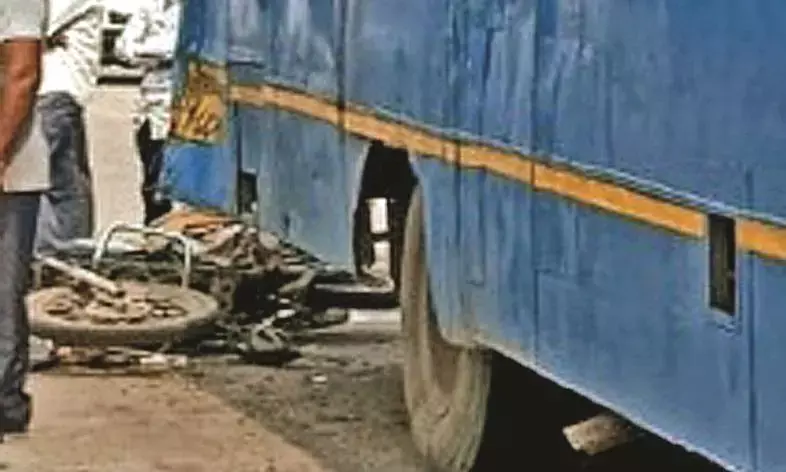 खड़ी बस से दोपहिया टकराई, एक की मौत, 2 घायल