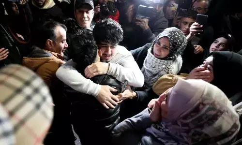 रिहा किए गए बंधक इजराइल पहुंचे, स्वास्थ्य जांच के लिए अस्पताल में कराया जाएगा भर्ती