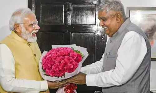 महात्मा गांधी से मोदी की तुलना कर बुरे फंसे उपराष्ट्रपति धनखड़, विपक्षियों ने साधा निशाना महात्मा गांधी से मोदी की तुलना कर बुरे फंसे उपराष्ट्रपति धनखड़, विपक्षियों ने साधा निशाना