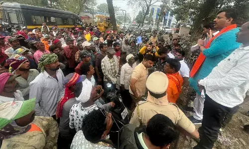 रैग पिकर्स की केंद्रीय मंत्री के सामने नारेबाजी, घेराव रैग पिकर्स की केंद्रीय मंत्री के सामने नारेबाजी, घेराव