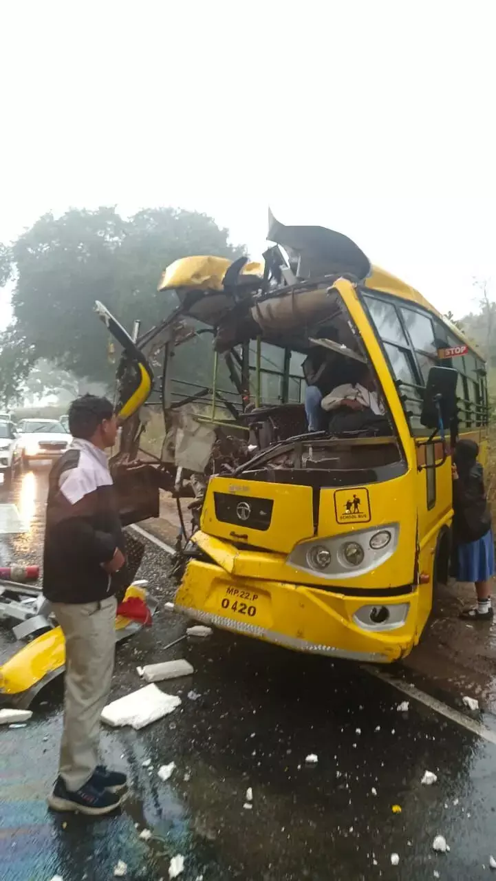 स्कूल बस और यात्री बस में भिड़ंत, ड्राइवर का पैर कटा