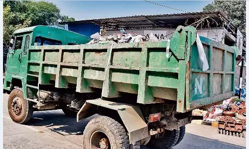 बिना ढके ही ले जाया जा रहा घरों से निकला अपशिष्ट, संक्रमण का बढ़ा खतरा, मूकदर्शक बने जिम्मेदार बिना ढके ही ले जाया जा रहा घरों से निकला अपशिष्ट, संक्रमण का बढ़ा खतरा, मूकदर्शक बने जिम्मेदार