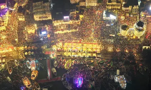 अद्भुत काशी में जगमग देव दीपावली, पतित पावनी गंगाजी के घाट लाखों दीपक से हुए रोशन अद्भुत काशी में जगमग देव दीपावली, पतित पावनी गंगाजी के घाट लाखों दीपक से हुए रोशन