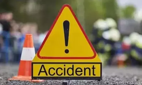 खड़े ट्रक में ऑटो ने मारी टक्कर, महिला सहित तीन की मौत