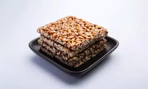 सर्दियों में गुड़ से बनाएं स्वादिष्ट गुड़ चिक्की, इस आसान रेसिपी से सर्दियों में गुड़ से बनाएं स्वादिष्ट गुड़ चिक्की, इस आसान रेसिपी से