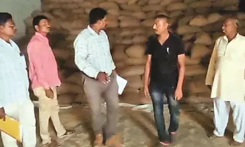 खरीदी केंद्र के गोदाम में छापा, दो हजार 500 क्विंटल धान बरामद