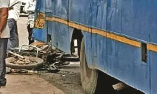 खड़ी बस से दोपहिया टकराई, एक की मौत, 2 घायल
