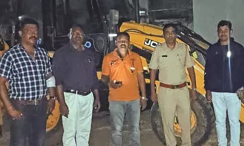 जेसीबी, डीजल टैंकर, टिप्पर सहित 49 लाख का माल जब्त जेसीबी, डीजल टैंकर, टिप्पर सहित 49 लाख का माल जब्त
