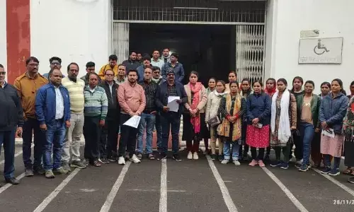 पटवारी आक्रोशित मजिस्ट्रियल जांच की मांग,रेत माफियाओं द्वारा की गई हत्या के विरोध मेें सौंपा ज्ञापन