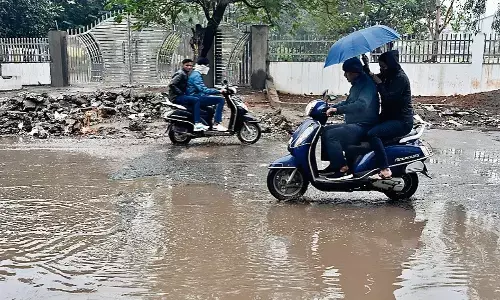 मामूली बारिश में कई जगह भरा पानी, परेशान हुए राहगीर मामूली बारिश में कई जगह भरा पानी, परेशान हुए राहगीर