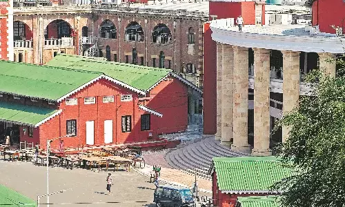विधान भवन में हो रहा फूड कोर्ट का निर्माण विधान भवन में हो रहा फूड कोर्ट का निर्माण