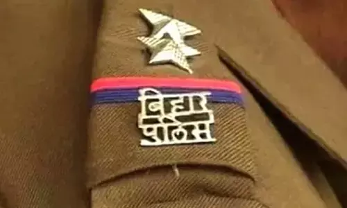 पिस्तौल वाली लड़की के साथ वीडियो हुआ वायरल, पुलिसकर्मी पर गिरी गाज