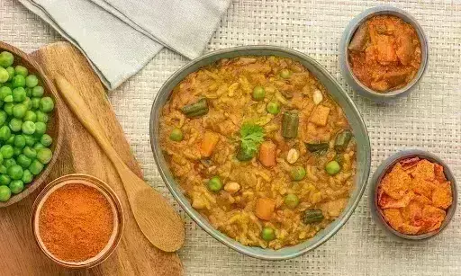 खाना है कुछ हल्का फुल्का तो झटपट बनाएं काठियावाड़ी खिचड़ी, इस आसान रेसिपी से खाना है कुछ हल्का फुल्का तो झटपट बनाएं काठियावाड़ी खिचड़ी, इस आसान रेसिपी से