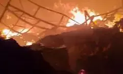 दिल्ली में भीषण आग के बाद गोदाम का एक हिस्सा ढहा