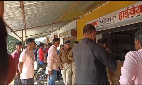 धनबाद में अपराधियों का तांडव, एक कारोबारी को गोली मारी, दूसरे से 20 लाख की रंगदारी मांगी