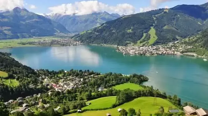 दुनिया का एक ऐसा अजीबोगरीब गांव, जहां पर पिछले 90 साल से लोगों ने नहीं पहने कपड़े, जानिए इस अनोखी परंपरा की वजह