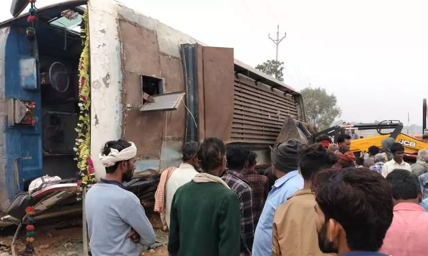 पन्ना-पहाडीखेरा मार्ग में पलटी यात्री बस, क्लीनर सहित दो की मौत पन्ना-पहाडीखेरा मार्ग में पलटी यात्री बस, क्लीनर सहित दो की मौत