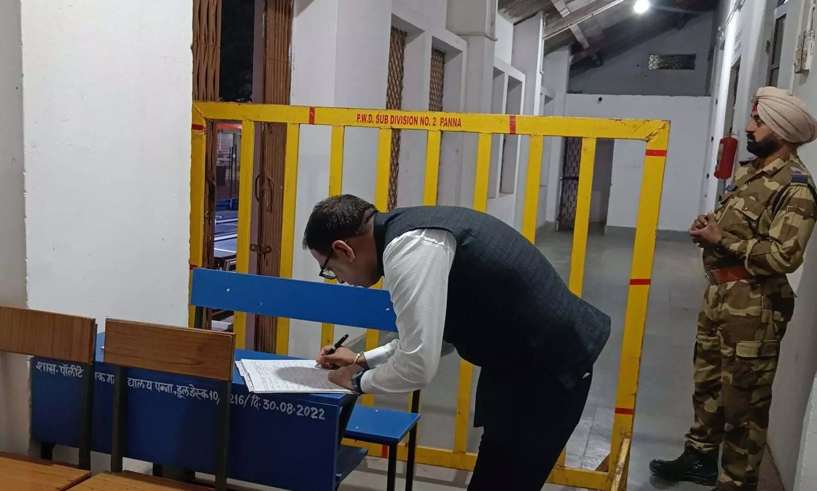 एलईडी के माध्यम से कर रहे निगरानी एलईडी के माध्यम से कर रहे निगरानी