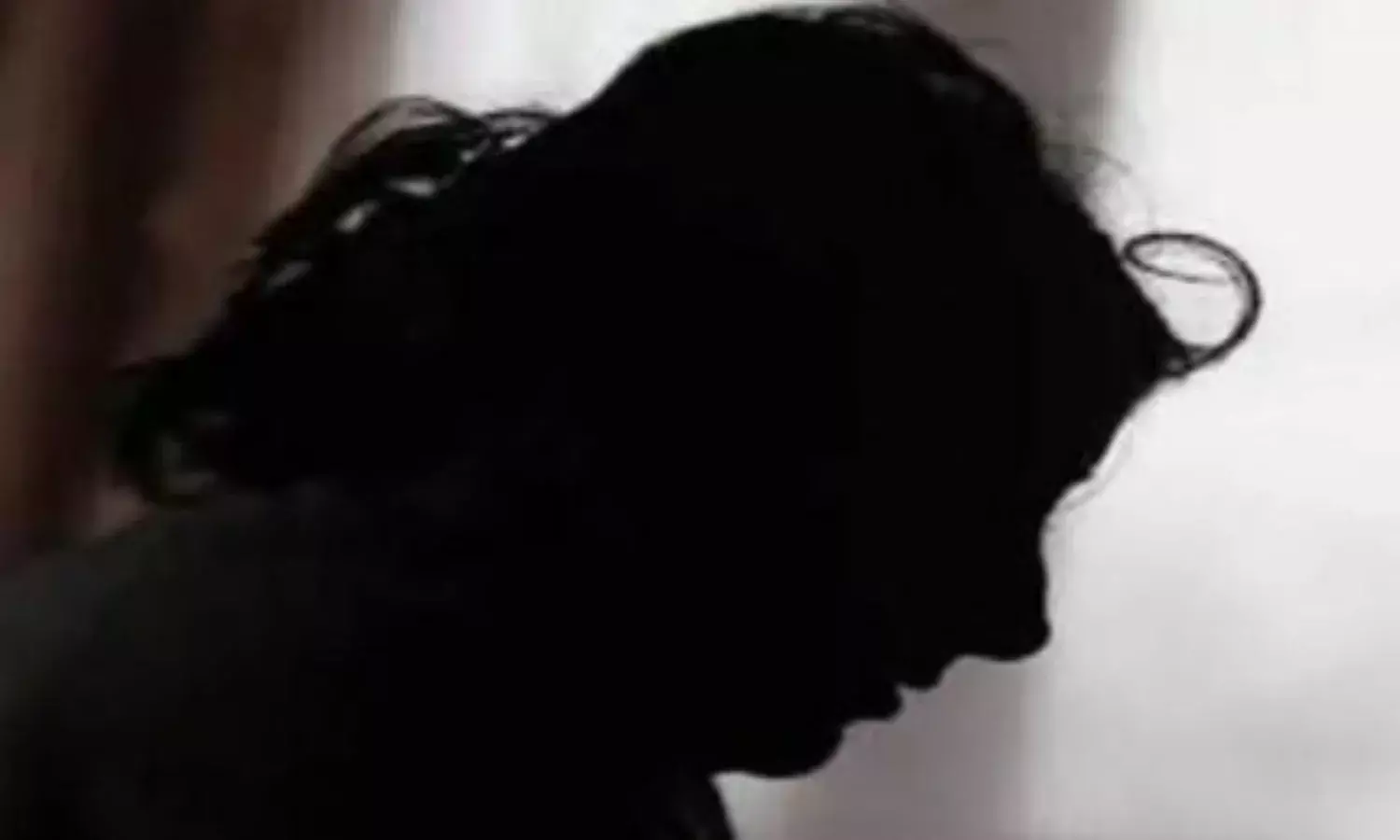 संरपच और ग्रामसेवक की प्रताड़ना से परेशान महिला, परिवार सहित आत्महत्या की अनुमति मांगी