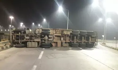 समृद्धि महामार्ग पर कंटेनर पलटा, चालक हुआ घायल समृद्धि महामार्ग पर कंटेनर पलटा, चालक हुआ घायल