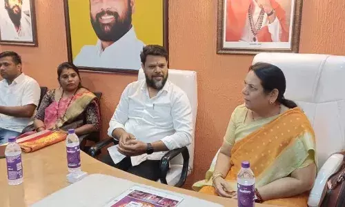 गोर्हे ने की शिवसेना शिंदे गुट के कार्यकर्ताओं से चर्चा