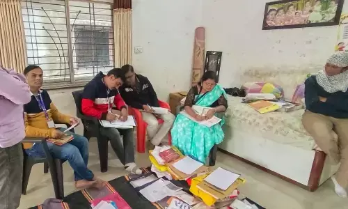 अवैध साहूकार के घर छापा मारकर दस्तावेज जब्त अवैध साहूकार के घर छापा मारकर दस्तावेज जब्त