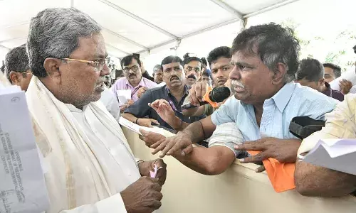 कर्नाटक के मुख्यमंत्री ने डॉक्टरों से कहाः पुराने, गंदे कपड़े पहनकर आने वालों के साथ मानवीय व्यवहार करें कर्नाटक के मुख्यमंत्री ने डॉक्टरों से कहाः पुराने, गंदे कपड़े पहनकर आने वालों के साथ मानवीय व्यवहार करें