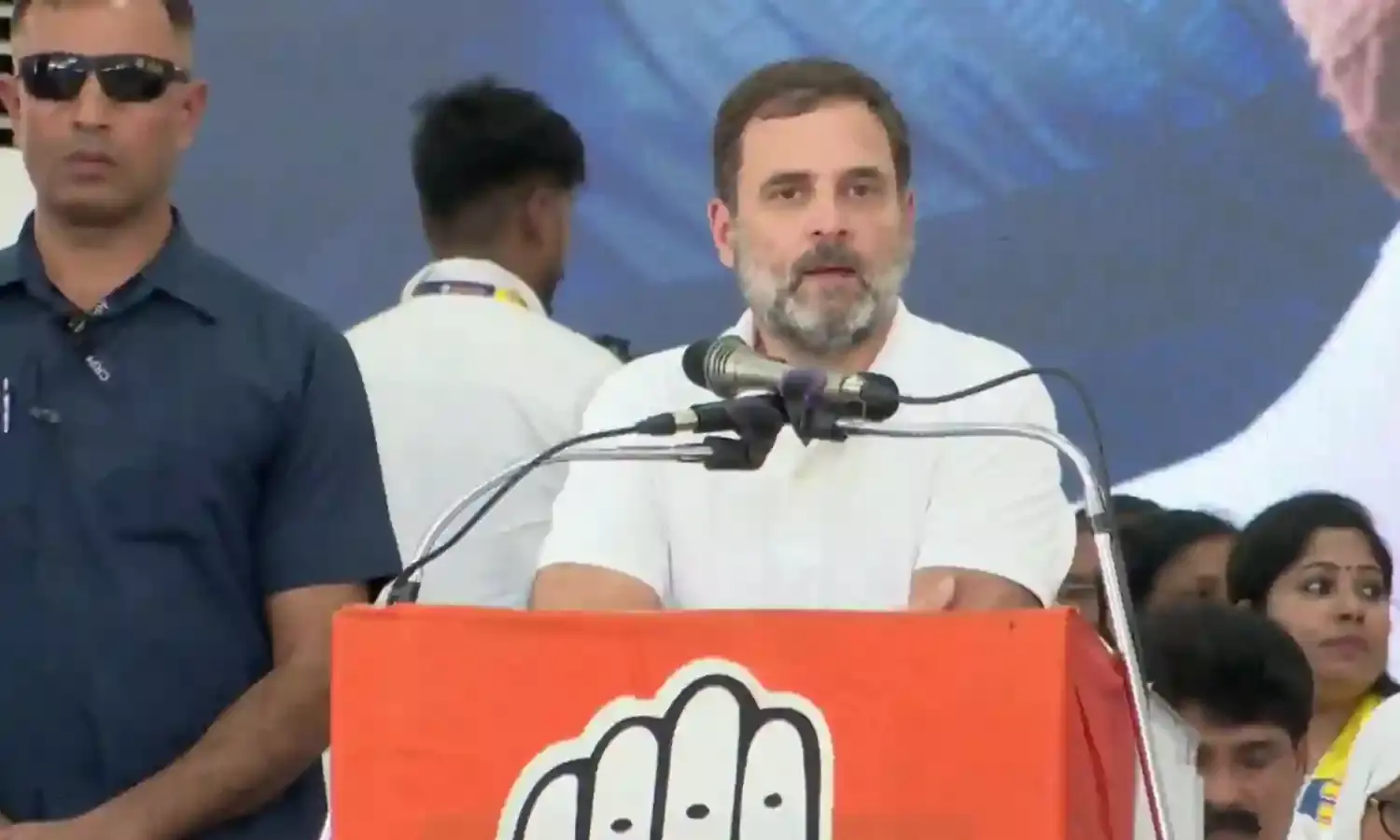 महिलाओं को क्या पहनना चाहिए व क्या करना चाहिए, यह आरएसएस तय करता है :  राहुल