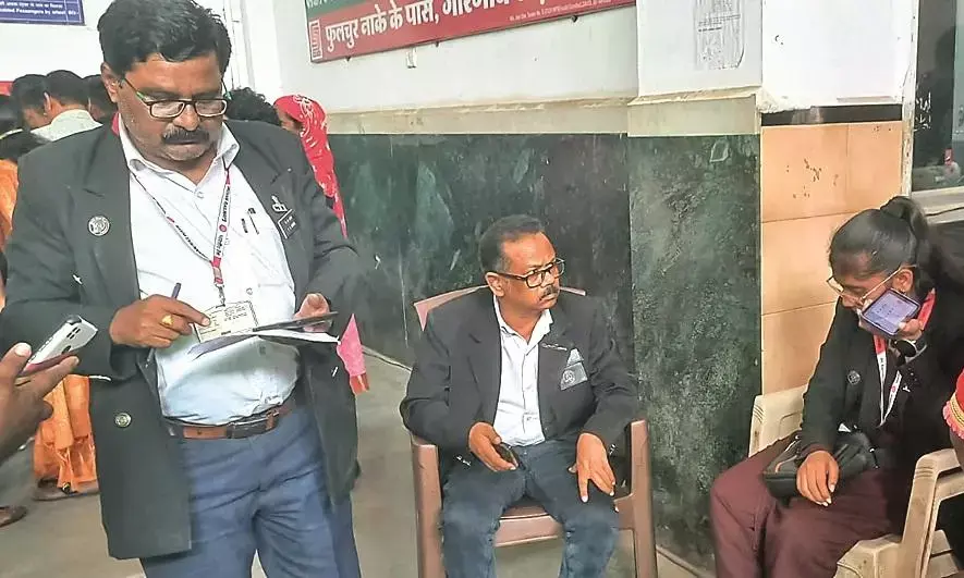 यूटीएस एप डाउनलोड कर टिकट बनाकर दे रहे टीटीई
