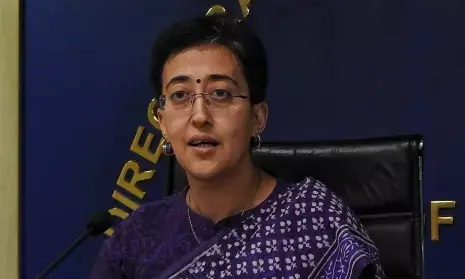 आतिशी ने केंद्रीय शिक्षा मंत्री को पत्र लिखकर डीयू के 12 कॉलेजों में अनियमितताओं के बारे में बताया
