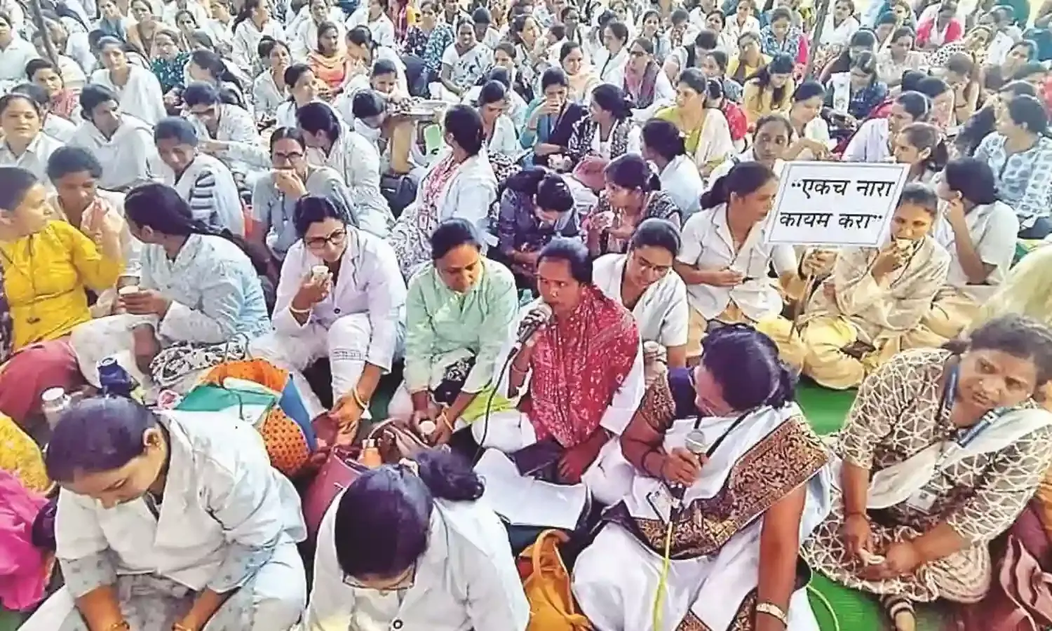 हजारों आंगनवाड़ी कर्मचारियों का जिप पर निकला मोर्चा