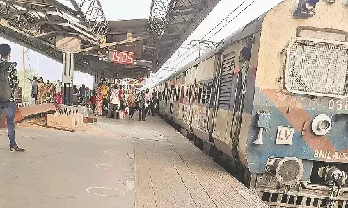 गर्दन पकड़कर चलती ट्रेन पर दे मारा सिर, युवक की हत्या गर्दन पकड़कर चलती ट्रेन पर दे मारा सिर, युवक की हत्या