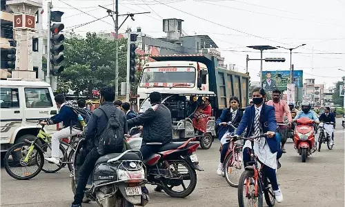 स्कूलों के आसपास नो-एंट्री टाइम में भी बेखौफ दौड़ रहे हाइवा-डम्पर स्कूलों के आसपास नो-एंट्री टाइम में भी बेखौफ दौड़ रहे हाइवा-डम्पर