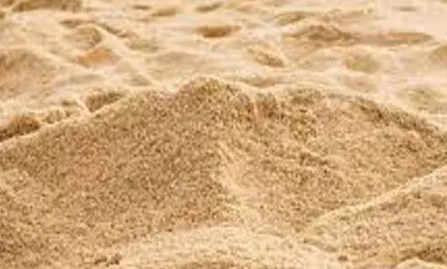 बिना लाइसेंस हो रही रेत ढुलाई, मामले में ट्रैक्टर जब्त
