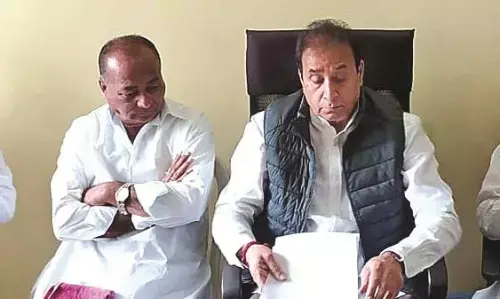 शरद पवार को घर बिठाने के लिए भाजपा ने दी सुपारी शरद पवार को घर बिठाने के लिए भाजपा ने दी सुपारी