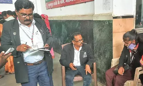यूटीएस एप डाउनलोड कर टिकट बनाकर दे रहे टीटीई