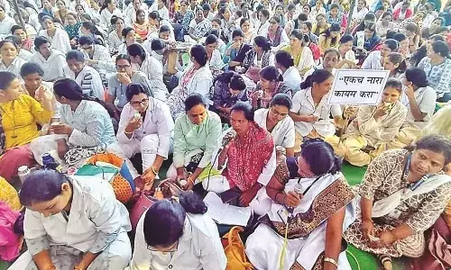 हजारों आंगनवाड़ी कर्मचारियों का जिप पर निकला मोर्चा