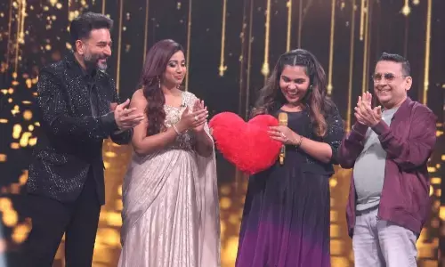 प्रतियोगी की परफॉरमेंस से खुश होकर शेखर और श्रेया ने दिया उपहार