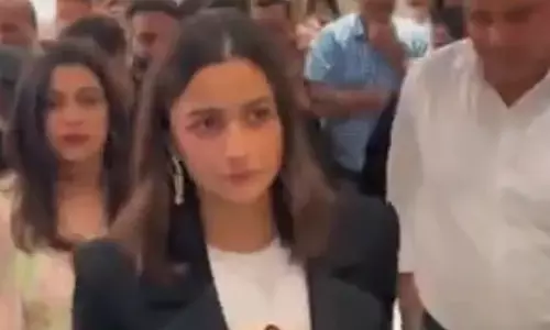 रणबीर की एनिमल थीम वाली टी-शर्ट पहनने पर निशाने पर आई आलिया, नेटिजन्स के कहा- दीपिका की नकल रणबीर की एनिमल थीम वाली टी-शर्ट पहनने पर निशाने पर आई आलिया, नेटिजन्स के कहा- दीपिका की नकल