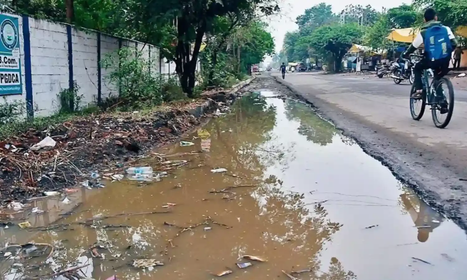 सड़क पर भरा बारिश का पानी, घर से बाहर निकलना मुश्किल