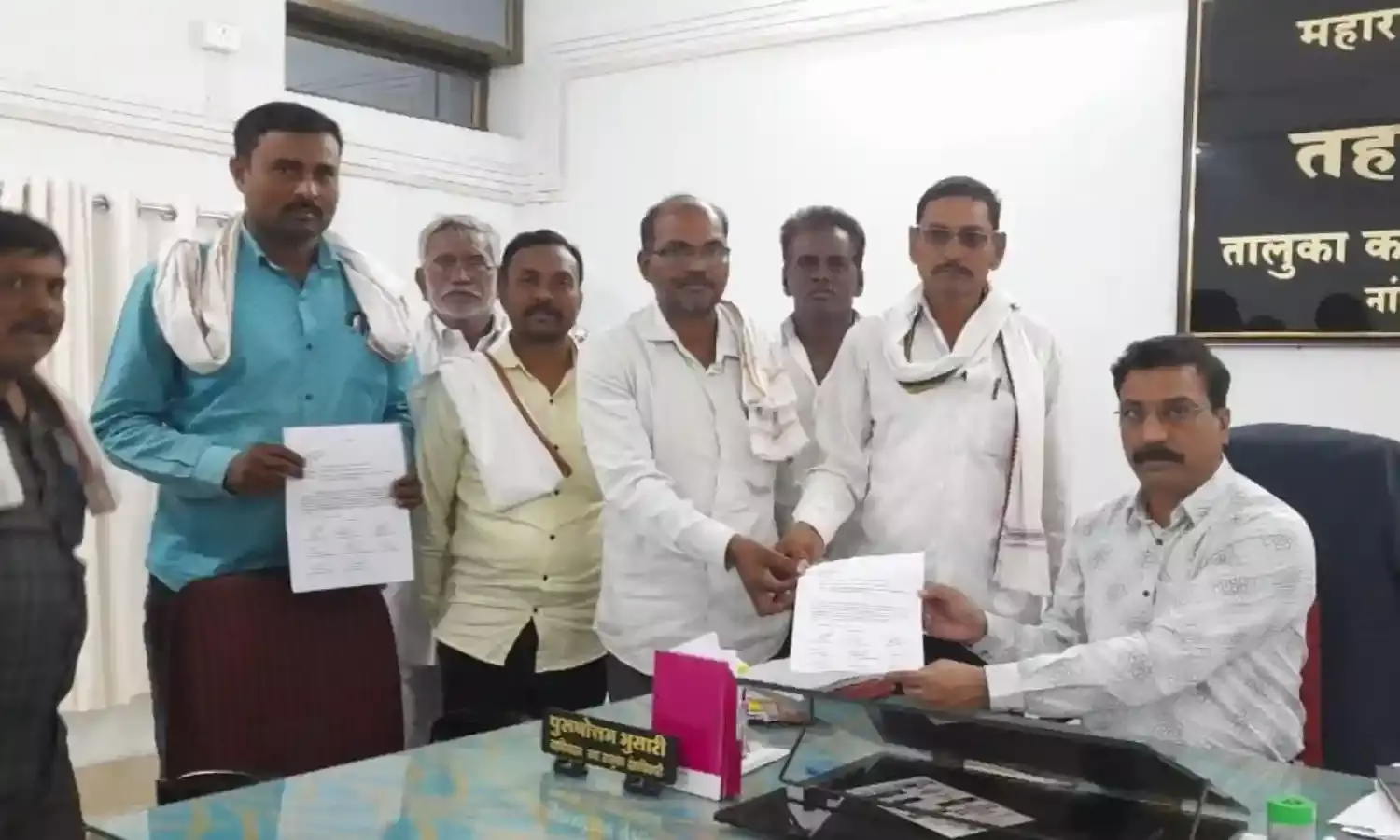 अधिकारियों और खुद को कार्यालय में नजरबंद करने की चेतावनी